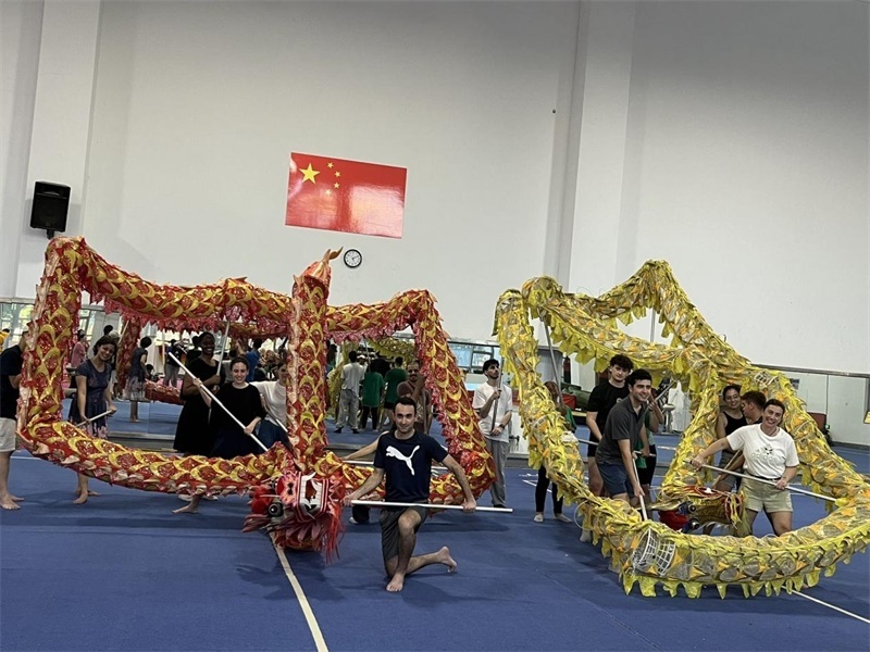 在中國和巴西共迎兩國建交50周年之際，巴西圣保羅州立大學(xué)孔子學(xué)院今年7月成功組織多批、近40名巴西青少年來華進(jìn)行短期訪問交流，圖為訪問團(tuán)成員在中國參加文化體驗(yàn)活動(dòng)。 巴西圣保羅州立大學(xué)孔子學(xué)院供圖