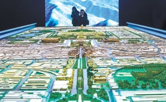 首都博物館“輝煌中軸”展廳內(nèi)，十六米長的中軸線沙盤，配以立體投影技術(shù)，展現(xiàn)北京中軸線之壯美。 本報(bào)記者 武亦彬攝