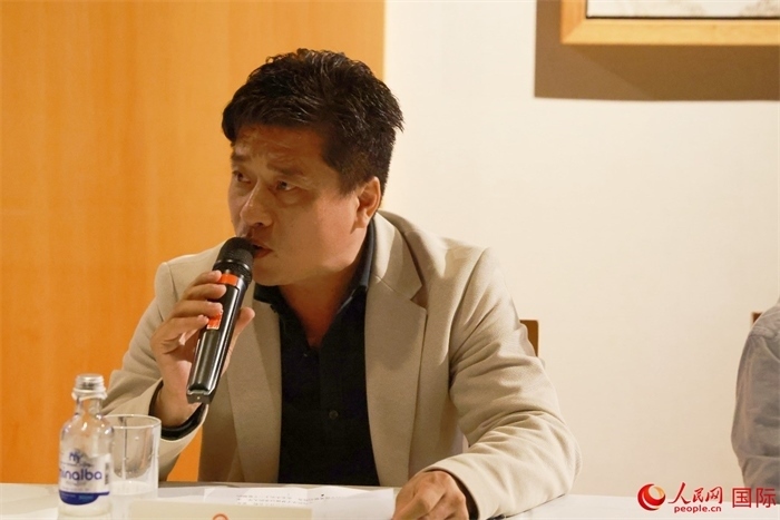 巴西中國(guó)浙江商會(huì)會(huì)長(zhǎng)鄭俠茂在座談會(huì)上致辭。人民網(wǎng)記者 陳海琪攝