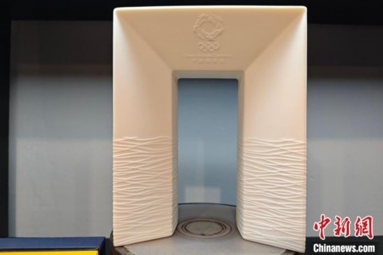 白瓷作品《凱旋尊》巧妙融合了法國與中國最具象征意義的藝術(shù)形式和元素進(jìn)行再創(chuàng)造。 吳冠標(biāo) 攝