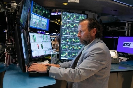 5月3日，交易員在美國紐約證券交易所交易大廳工作。新華社發(fā)（郭克攝）