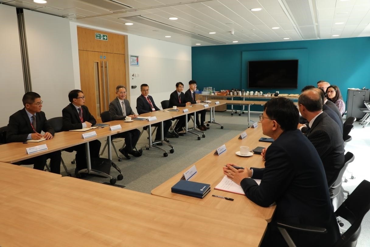 圖為中國(guó)駐英國(guó)大使鄭澤光與項(xiàng)目運(yùn)營(yíng)團(tuán)隊(duì)及企業(yè)合作機(jī)構(gòu)負(fù)責(zé)人座談現(xiàn)場(chǎng)。中國(guó)駐英國(guó)使館供圖