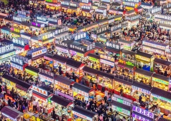 2024年4月21日，人們在河北省正定縣小商品夜市品嘗美食（無人機照片）。新華社發(fā)（武志偉 攝）