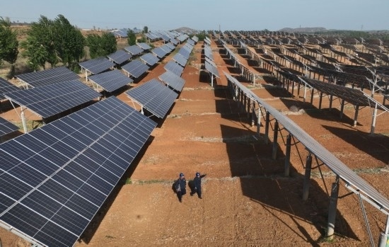 2024年4月16日，工人在河北省石家莊市靈壽縣譚莊鄉(xiāng)程家莊村的“農(nóng)光互補”光伏發(fā)電場巡查（無人機照片）。新華社記者 楊世堯 攝