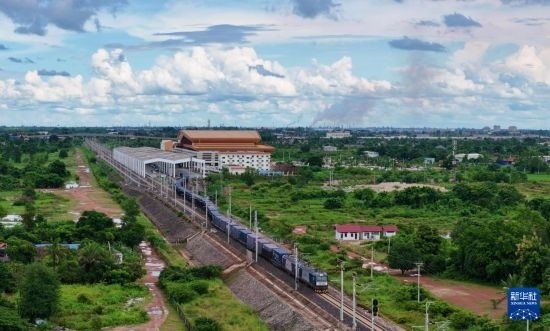 8月5日，由老撾籍火車司機獨立駕駛的滿載貨物的列車駛出萬象站，向中國昆明進發(fā)（無人機照片）。新華社發(fā)（楊永全 攝）