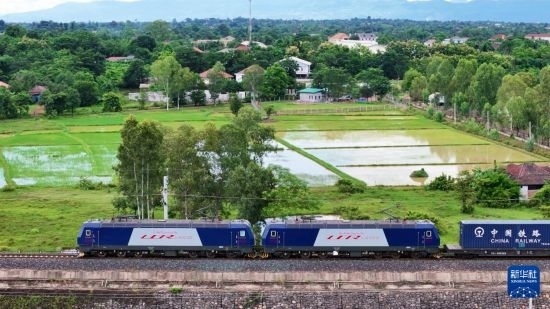 8月5日，由老撾籍火車司機獨立駕駛的滿載貨物的列車駛出萬象站，向中國昆明進發(fā)（無人機照片）。新華社發(fā)（楊永全 攝）