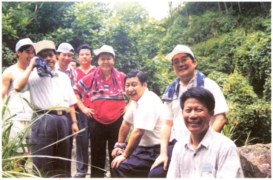 1999年6月，習近平在福州森林公園參加紀念毛主席“發(fā)展體育運動，增強人民體質(zhì)”題詞47周年登山健身活動。（資料照片，來源：《習近平在福建》（下））