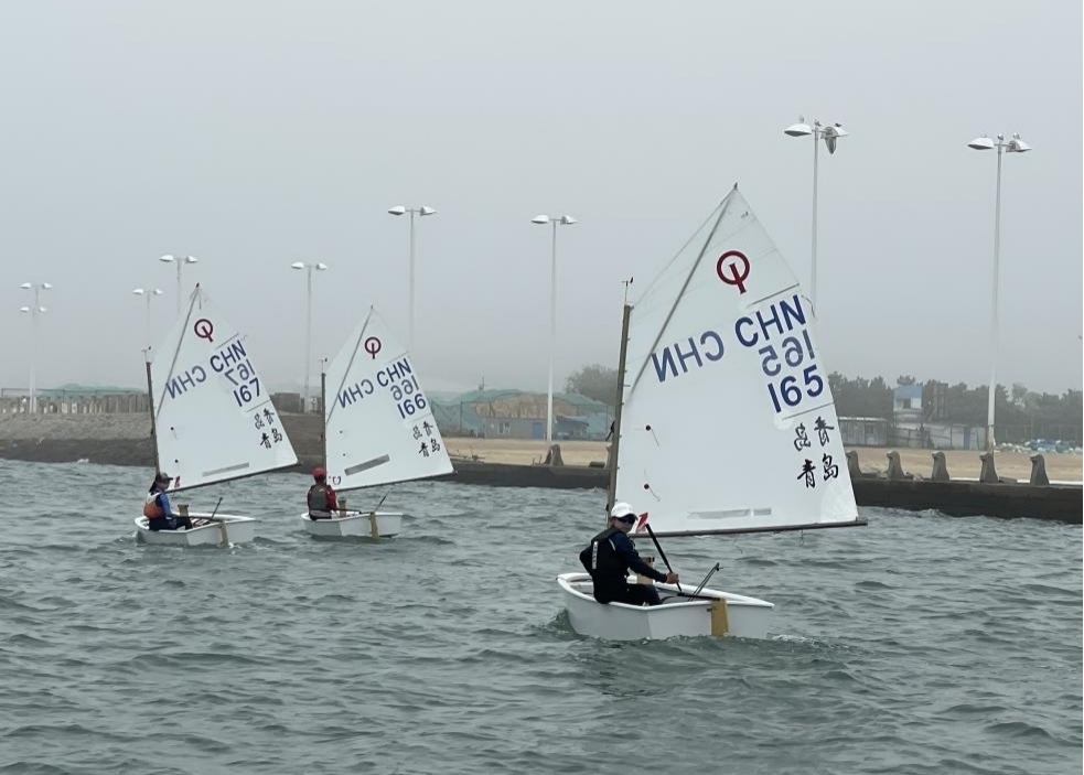 青島市嶗山區(qū)中韓小學帆船社團進行帆船訓練。青島市嶗山區(qū)教育和體育局供圖