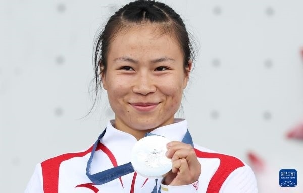 北京時(shí)間8月7日，在巴黎奧運(yùn)會(huì)攀巖女子速度賽比賽中，中國(guó)選手鄧麗娟獲得銀牌。圖為亞軍中國(guó)選手鄧麗娟在頒獎(jiǎng)儀式上。新華社記者 高靜 攝