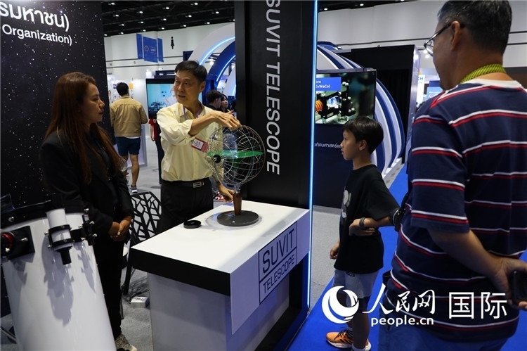 專家向觀眾講述航天知識。人民網(wǎng)記者簡承淵攝。