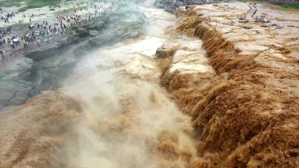 黃河壺口瀑布水量大增，出現(xiàn)壯美黃色瀑布群景觀。新華社發(fā) 呂桂明 攝