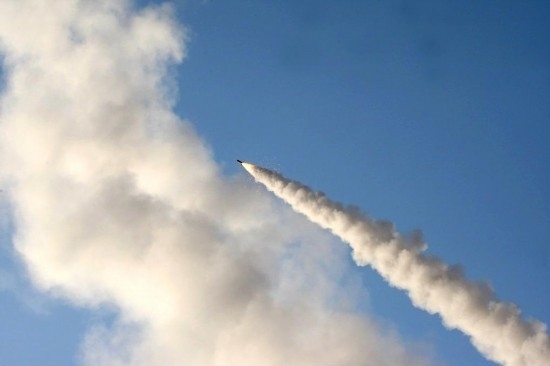 這張2011年6月28日在伊朗中部城市庫姆附近拍攝的照片顯示，一枚導(dǎo)彈在“偉大先知６”軍事演習(xí)中發(fā)射升空。新華社發(fā)