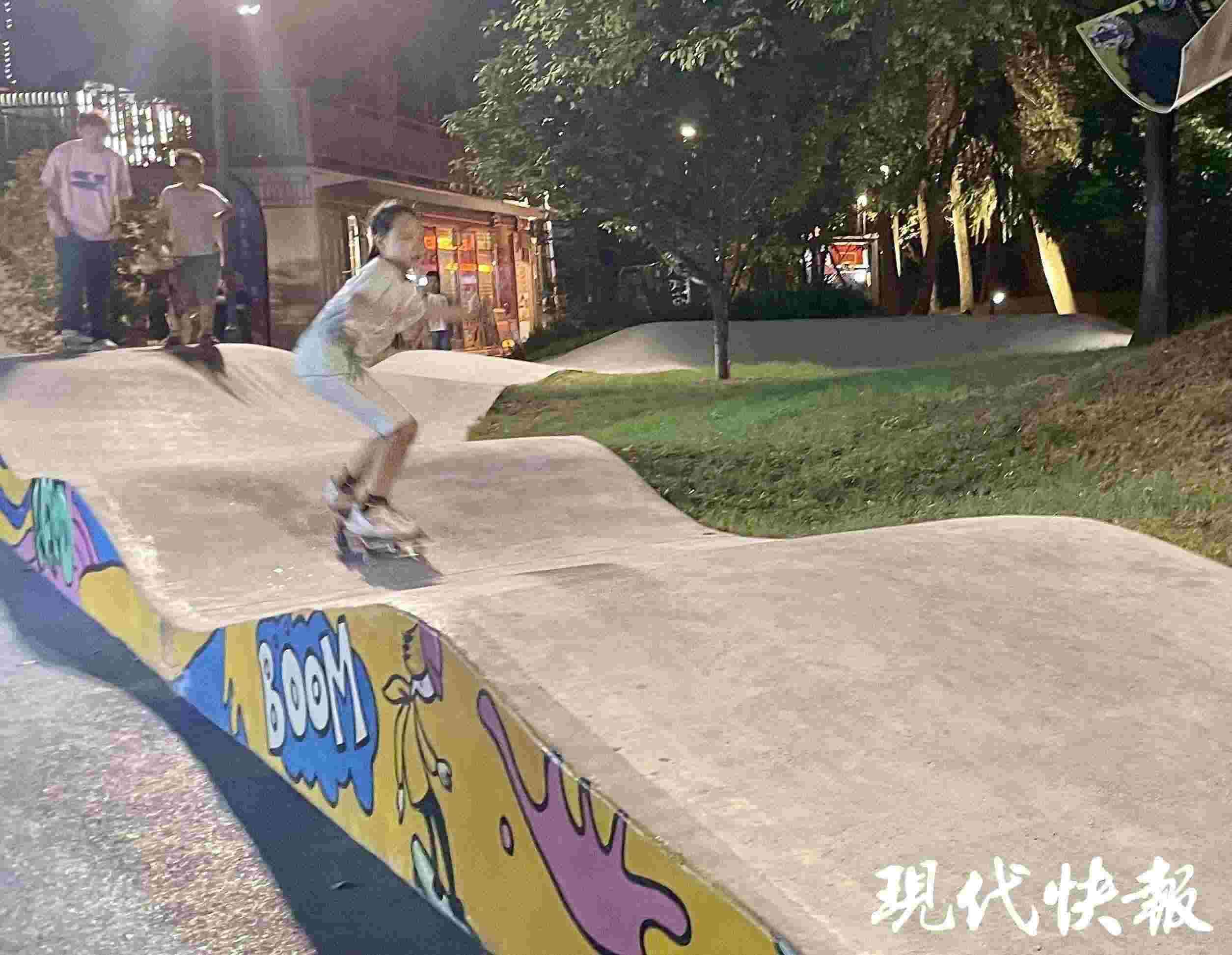 南京西城·夜未央的滑板場(chǎng)地上，一群青少年正在玩滑板