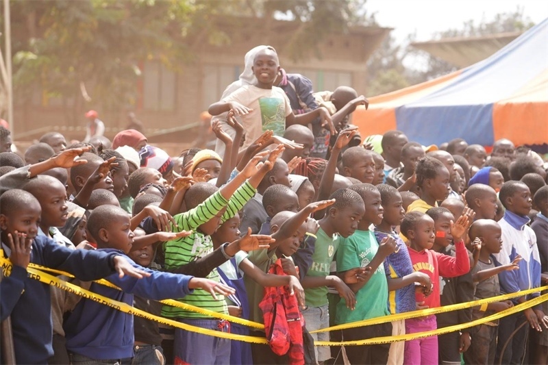 孩子們觀看達(dá)人秀。主辦方供圖