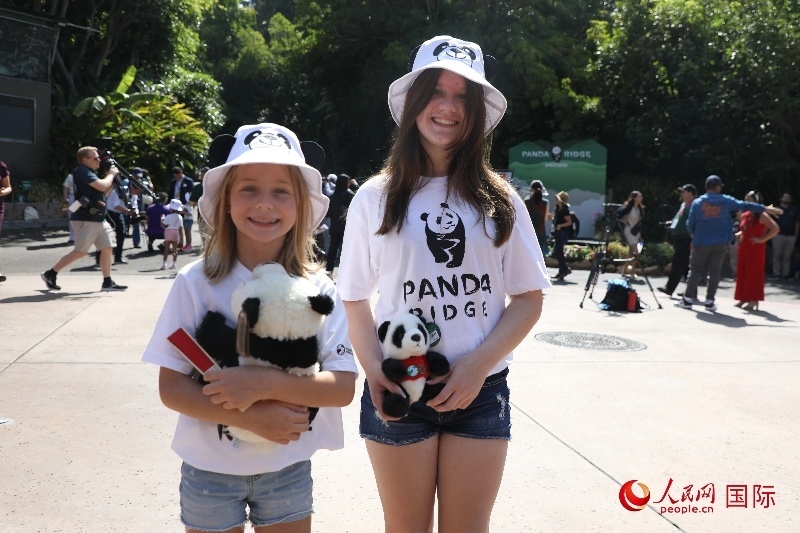 3、美國(guó)當(dāng)?shù)卦S多民眾來(lái)圣迭戈動(dòng)物園看熊貓。 人民網(wǎng)記者 李志偉攝