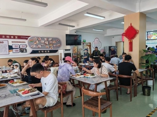 清水灣社區(qū)食堂坐滿了前來(lái)就餐的居民。新華社記者 鄒欣媛 攝