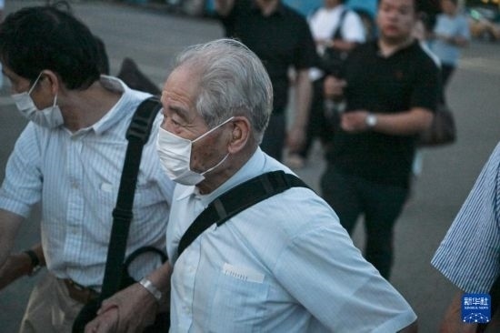 8月12日晚，侵華日軍第七三一部隊（簡稱“731部隊”）“少年隊”原隊員清水英男，乘機抵達哈爾濱。新華社記者 王松 攝