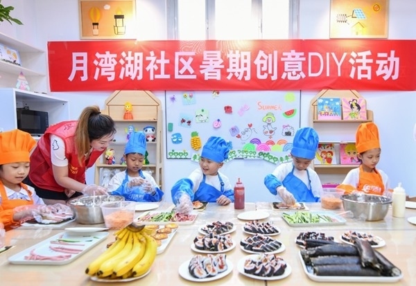 漯河市月灣湖社區(qū)青少年活動室里，志愿者教孩子們做手工。 齊國霞攝