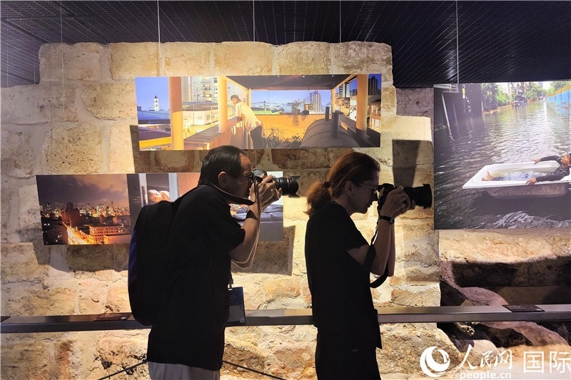 金磚國(guó)家城市主題攝影展現(xiàn)場(chǎng)。 人民網(wǎng)記者 于宏建攝