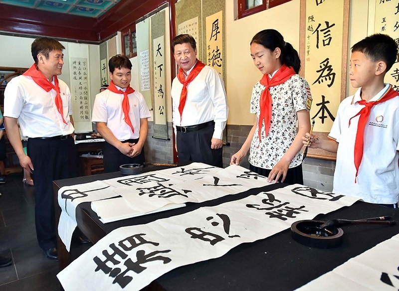 2014年5月30日，習(xí)近平總書記來到北京市海淀區(qū)民族小學(xué)，參加慶祝“六一”國際兒童節(jié)活動(dòng)。這是總書記觀看學(xué)生書寫的毛筆字。