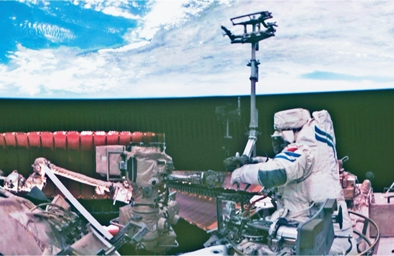 黨的十八大以來，我國科技事業(yè)取得歷史性成就、發(fā)生歷史性變革，科技自立自強(qiáng)成果持續(xù)涌現(xiàn)。圖為2024年7月3日在北京航天飛行控制中心拍攝的神舟十八號航天員李聰在空間站組合體艙外作業(yè)的畫面。 新華社記者 郭中正/攝