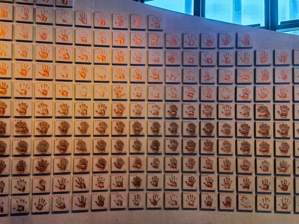 圖為侵華日軍南京大屠殺遇難同胞紀念館“三個必勝”展廳排列的648個鮮紅的手?。ň植浚?。新華社記者 邱冰清 攝