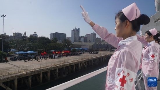 當?shù)貢r間8月16日上午10時許，執(zhí)行“和諧使命-2024”任務(wù)的中國海軍“和平方舟”號醫(yī)院船圓滿結(jié)束對莫桑比克的訪問，駛離馬普托港，前往本次任務(wù)第五站南非。新華社發(fā)（曹春耀 攝）