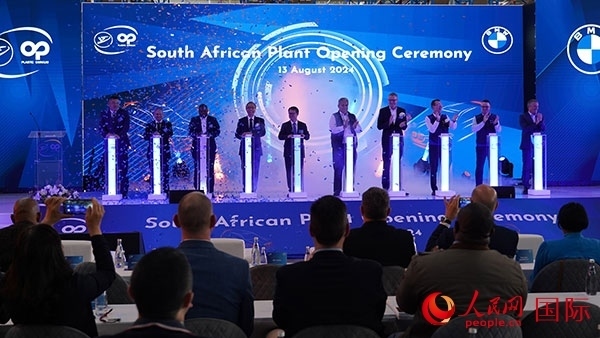 嘉賓點(diǎn)亮燈柱。人民網(wǎng) 張茜攝