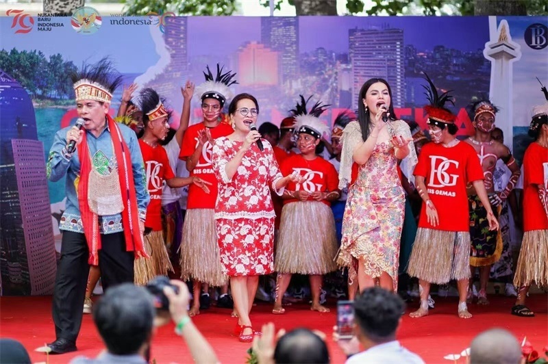 大使夫婦與演員一起共唱《明天會更好》。