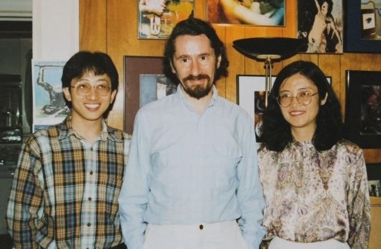 1992年，朱銳（左）赴美國杜蘭大學(xué)攻讀心靈哲學(xué)與認(rèn)知科學(xué)，師從心靈哲學(xué)和認(rèn)知科學(xué)家Radu Bogdan（中），右為朱銳師姐、北師大教授田平。