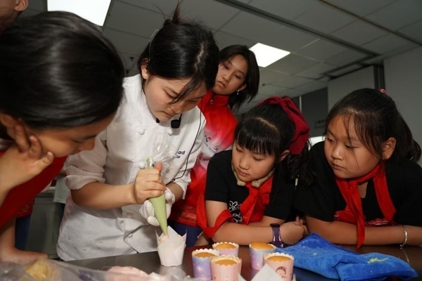 一日營首發(fā)團探訪技能大師工作室并現(xiàn)場開展實踐體驗活動。徐匯區(qū)總工會供圖