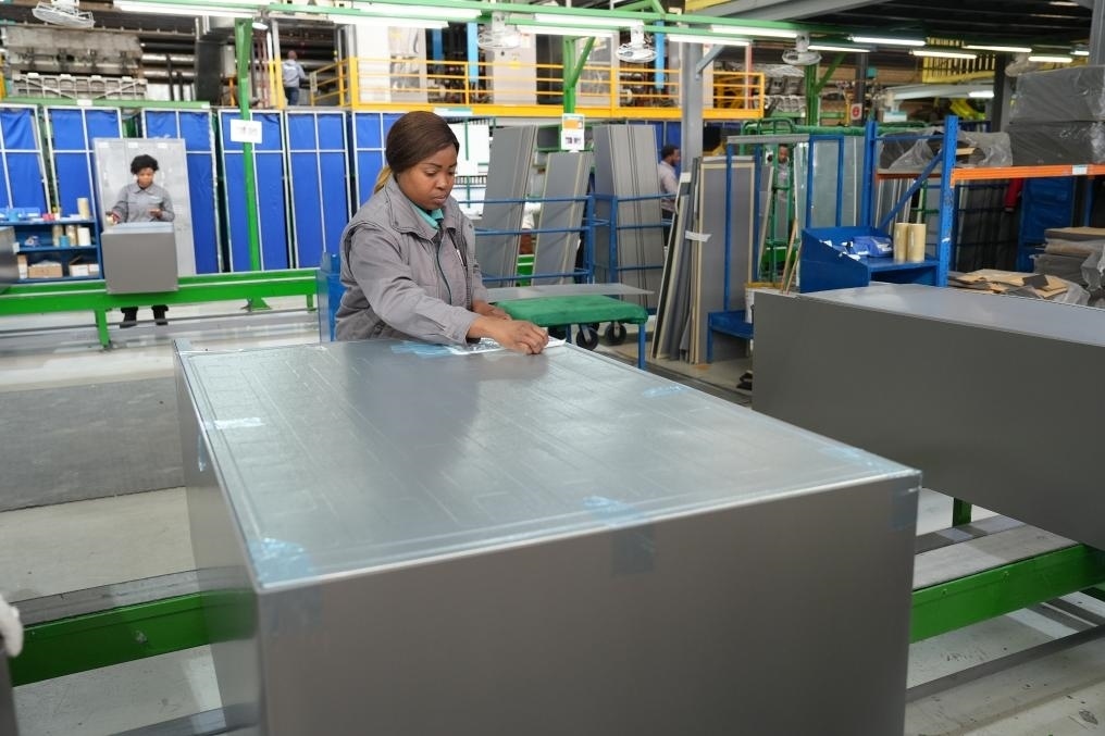 8月14日，在南非開普敦，當(dāng)?shù)貑T工在海信南非工業(yè)園的冰箱生產(chǎn)線上工作。新華社記者王雷攝