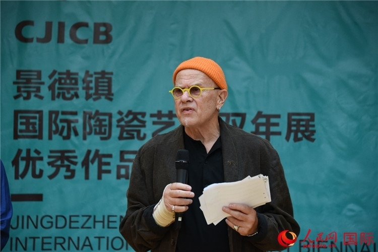 瑞典藝術(shù)家托比恩·卡爾斯博致辭。人民網(wǎng)記者 殷淼攝