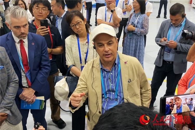 阿根廷駐華大使馬致遠與億華通動力科技有限公司總經(jīng)理于民討論關切問題。人民網(wǎng) 宋歌攝