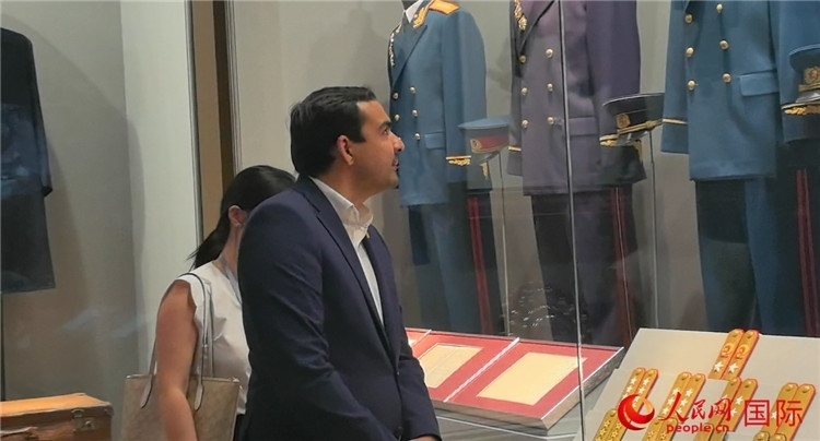 毛里求斯民議會(huì)議長阿德里安·夏爾·杜瓦爾參觀中國共產(chǎn)黨歷史展覽館。人民網(wǎng) 鐘文興攝