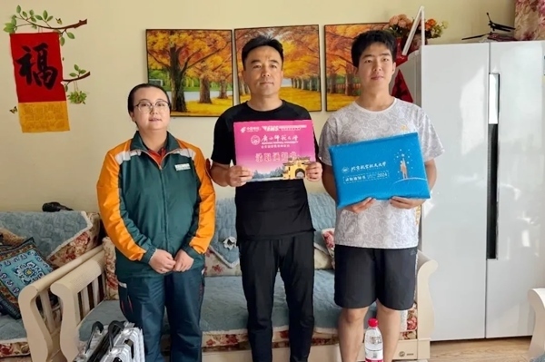 劉傲寒父子收到錄取通知書。北航供圖