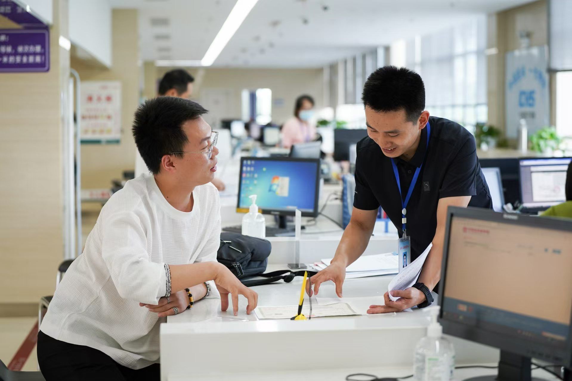 安徽省池州市市民在市政務(wù)服務(wù)大廳辦理業(yè)務(wù)。人民網(wǎng)記者 王銳攝