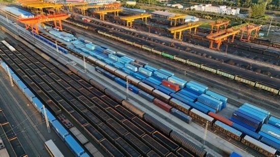 這是2024年8月14日在黑龍江綏芬河鐵路口岸集裝箱換裝場(chǎng)拍攝的集裝箱換裝作業(yè)現(xiàn)場(chǎng)（無(wú)人機(jī)照片）。今年前七個(gè)月，綏芬河鐵路口岸開(kāi)行中歐班列573列，運(yùn)量達(dá)55246標(biāo)箱，同比分別增長(zhǎng)23%和18%，班列數(shù)量持續(xù)保持高位運(yùn)行。