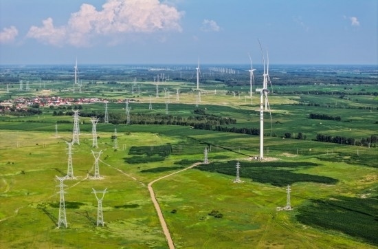這是2024年7月19日拍攝的內(nèi)蒙古通遼238萬(wàn)千瓦風(fēng)電項(xiàng)目（無(wú)人機(jī)照片）。此項(xiàng)目每年可將75億千瓦時(shí)清潔電能經(jīng)扎魯特—青州±800（千伏）直流特高壓外送通道送至山東地區(qū)消納，相當(dāng)于滿(mǎn)足受端地區(qū)超過(guò)300萬(wàn)戶(hù)居民家庭用電需求，節(jié)約標(biāo)煤261萬(wàn)噸，減少二氧化碳排放634萬(wàn)噸。