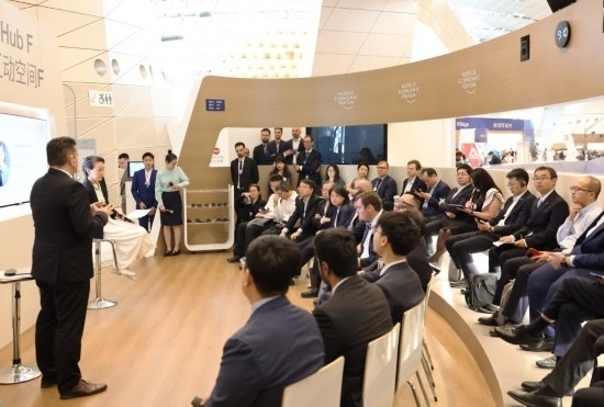 2024年6月26日，嘉賓在第十五屆夏季達(dá)沃斯論壇主會(huì)場(chǎng)——遼寧大連國(guó)際會(huì)議中心參與互動(dòng)討論。