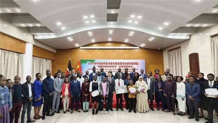 與會嘉賓和留學生們合影留念。中國駐肯尼亞大使館供圖