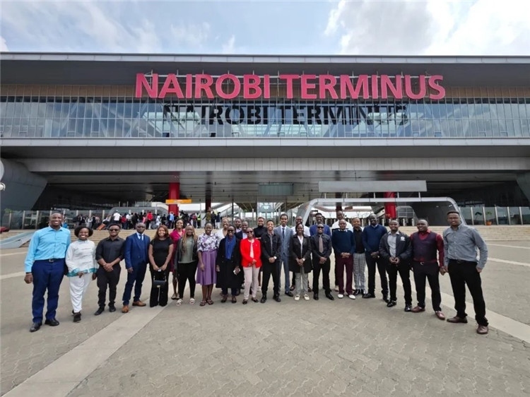 留學生們參訪中企承建的蒙內(nèi)鐵路。中國駐肯尼亞大使館供圖