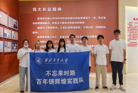 實踐隊員學(xué)習(xí)長征精神。學(xué)校供圖