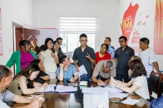 圖為2024年8月6日，重慶市奉節(jié)縣人民法院興隆人民法庭庭長(zhǎng)費(fèi)明軍（中）在做調(diào)解工作。蹇懿 攝