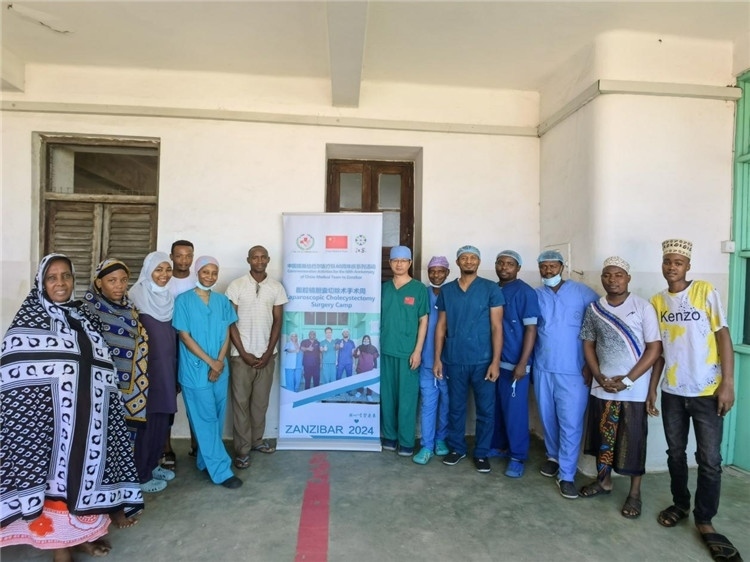 隊長蔣國慶（右七）和手術(shù)醫(yī)生、部分患者合影。中國援桑醫(yī)療隊供圖