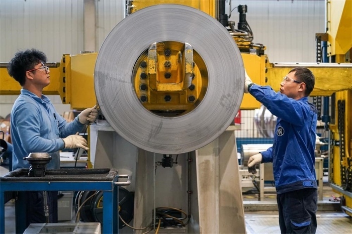 2023年3月16日，工人在位于太倉(cāng)市高新區(qū)的威爾斯新材料（太倉(cāng)）有限公司生產(chǎn)車(chē)間內(nèi)進(jìn)行加工作業(yè)。新華社記者李博攝