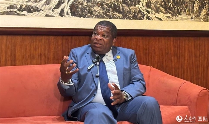 各國議會(huì)聯(lián)盟秘書長(zhǎng)馬丁·純貢接受采訪。人民網(wǎng) 曹欣悅攝