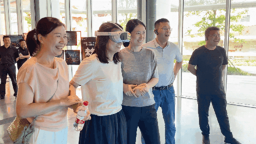 研學(xué)團(tuán)成員正在用VR眼鏡體驗。人民網(wǎng) 王戰(zhàn)雄攝