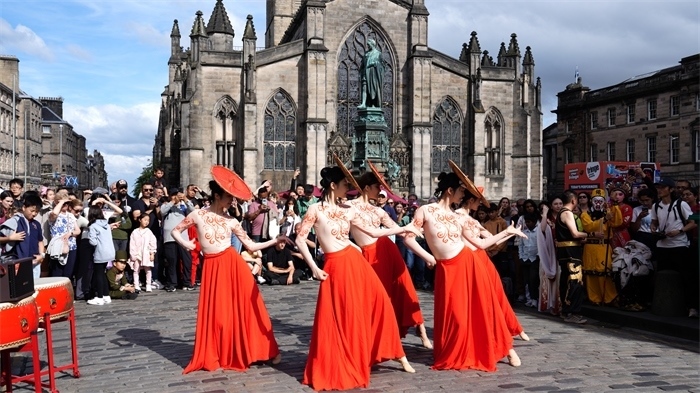 《長(zhǎng)城魂》的演員在愛丁堡皇家一英里街頭演出。主辦方供圖