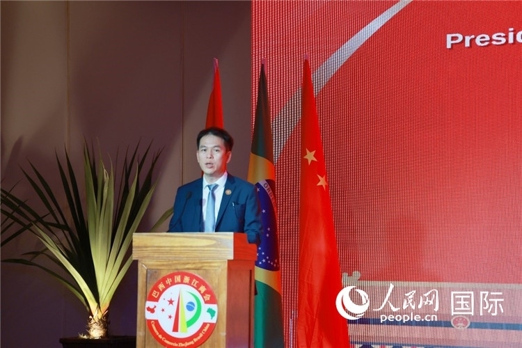 巴西中國浙江商會(huì)執(zhí)行會(huì)長陳翔廣宣讀賀電。人民網(wǎng)記者 陳海琪攝